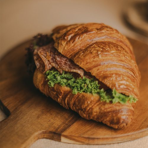Szalámis, ementáli sajtos croissant szendvics