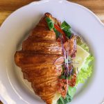 Szalámis, ementáli sajtos croissant szendvics