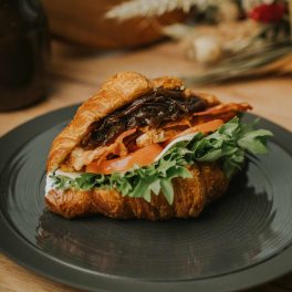 Csirkemell bacon croissant szendvics