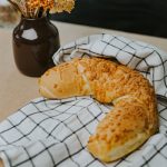 Cheddar sajtos kovászos kifli