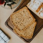 Teljes kiőrlésű alakor kovászos kenyér magvakkal
