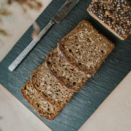   Rugbrød – Teljes kiőrlésű dán fekete magvas kovászos rozskenyér